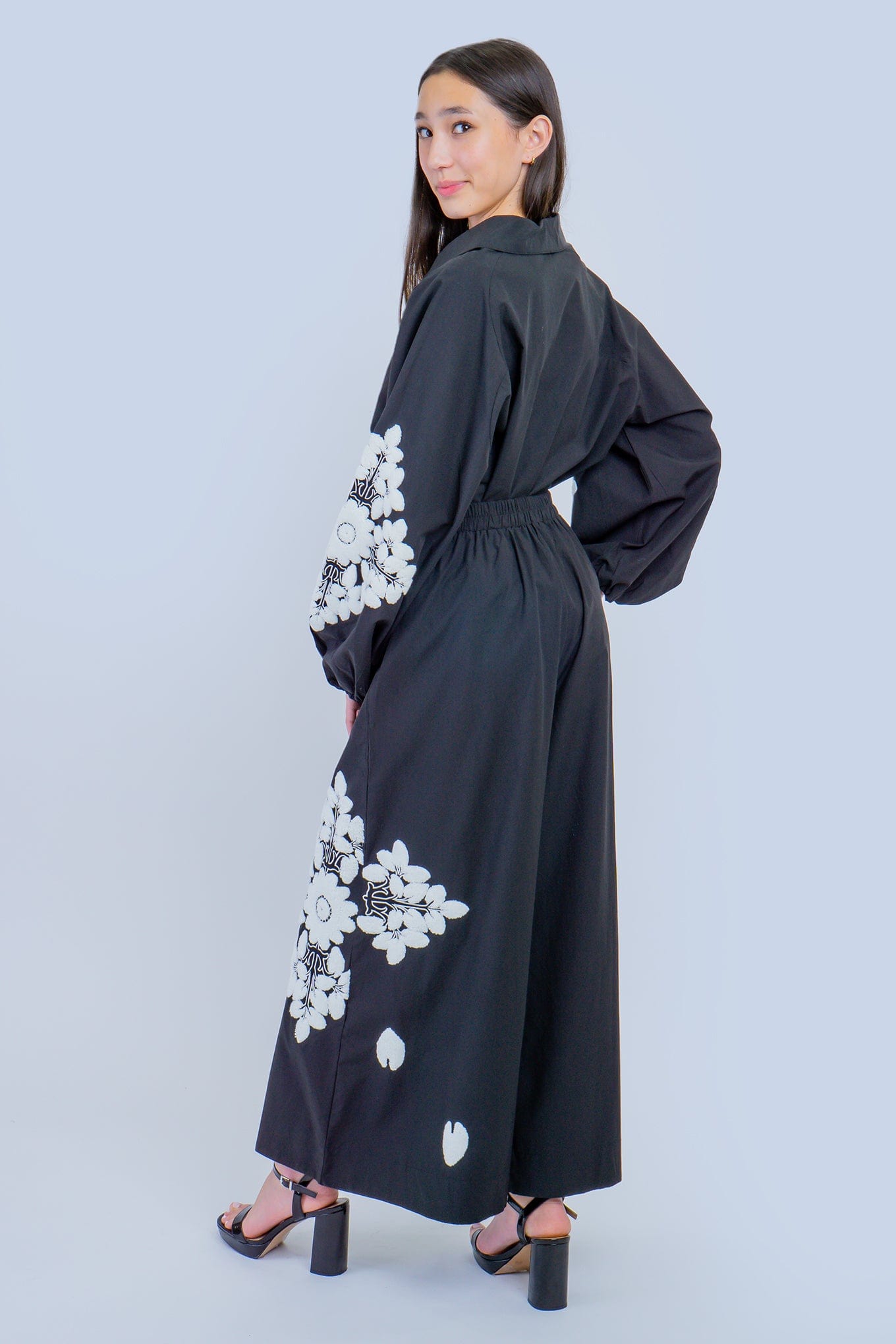 DCD TOPS ALL Black/White 3D Embroidery Floral Top