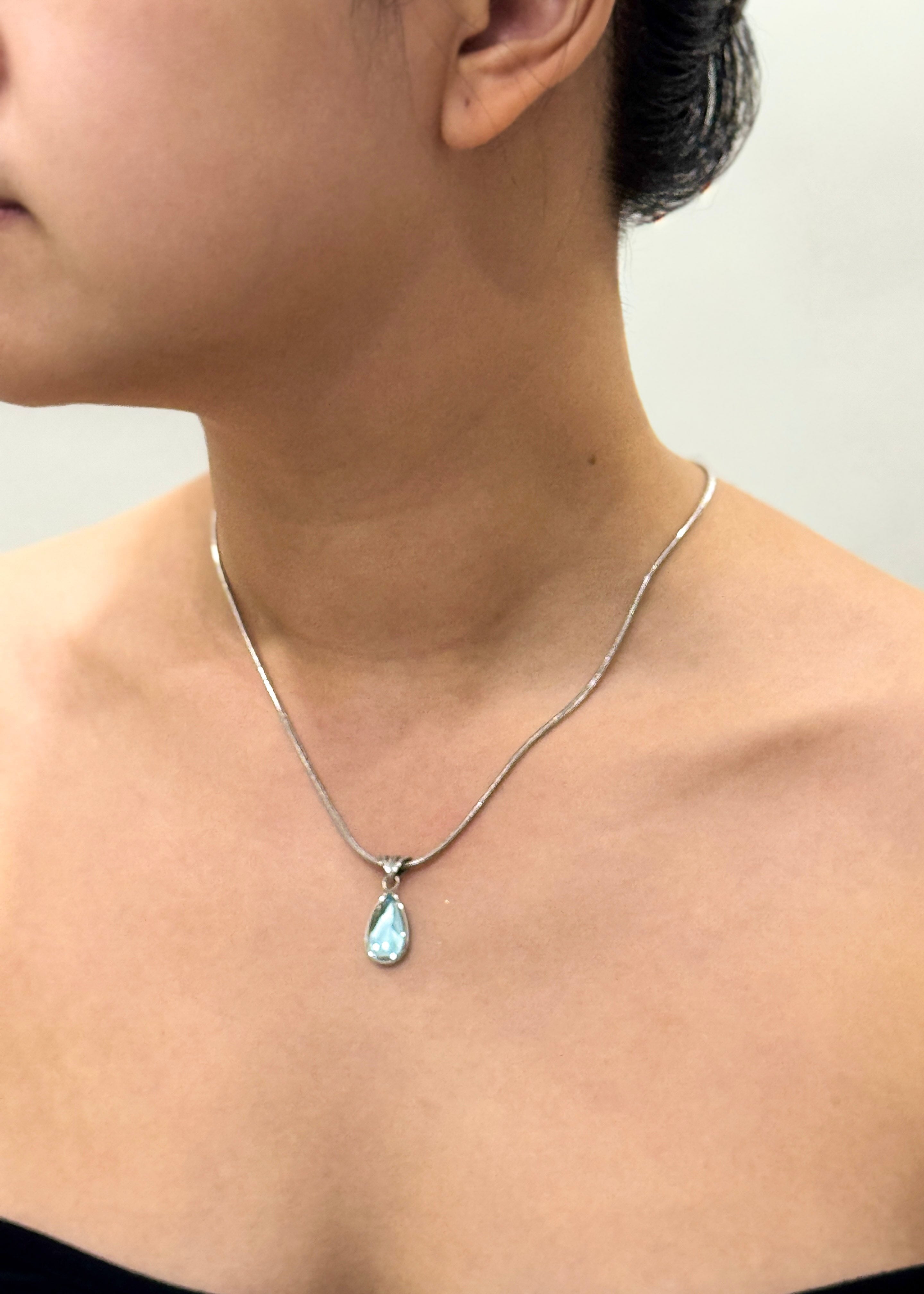 Private Label NECKLACES Agua Oval Pendant Chain Necklace
