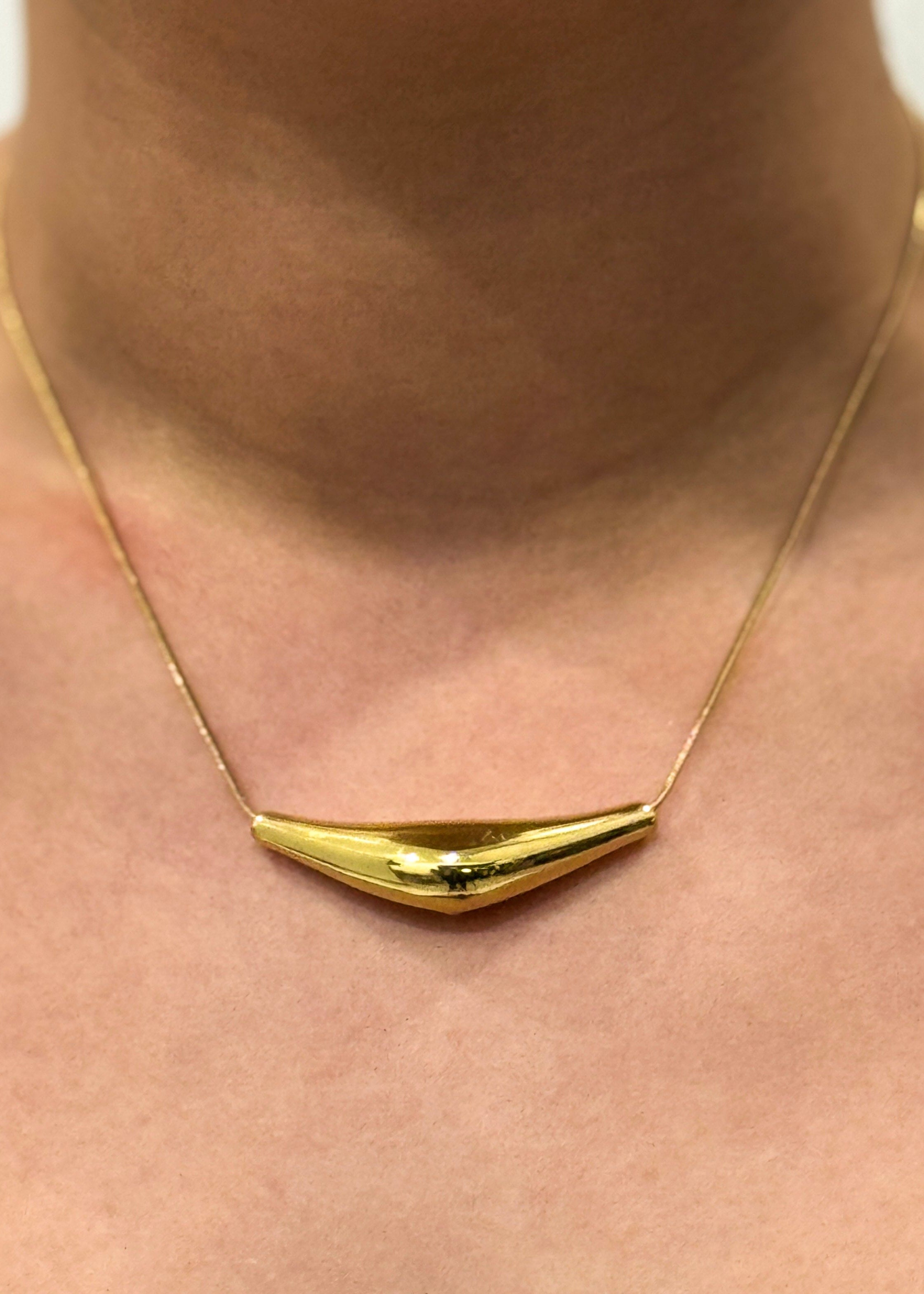 Private Label NECKLACES Gold Plated Curve Pendant Necklace
