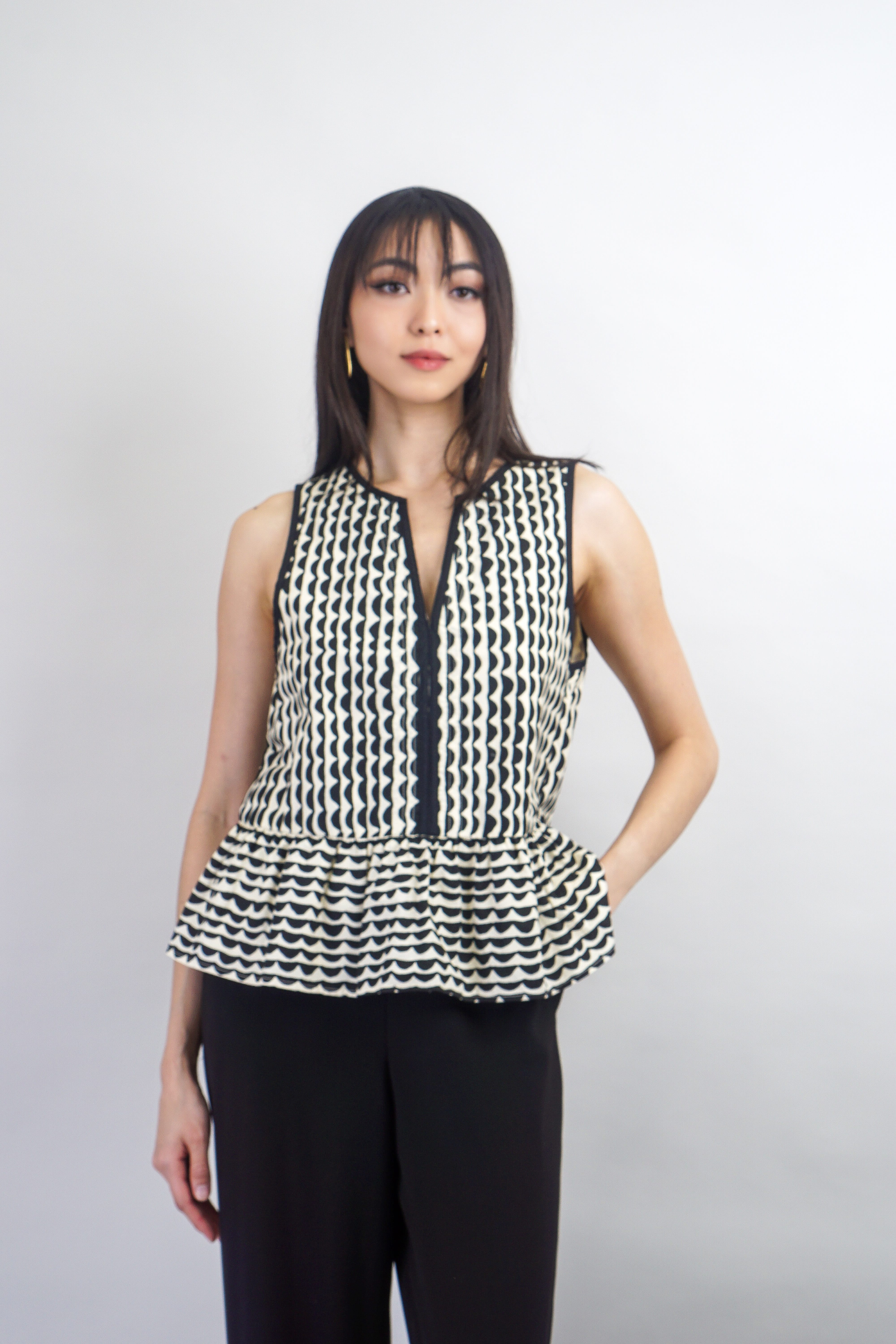 Private Label TOPS Cream/Black Scallop Print Sleeveless Blouse